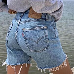 Vintage Levi's shorts 501, Light Blue Frayed Hem Jean 34